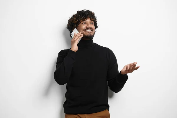 Knappe Indiase Man Praten Telefoon Glimlachen Terwijl Staan Tegen Een — Stockfoto