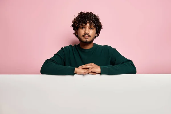 Schöner Junger Indischer Mann Lehnt Kopierraum Vor Rosa Hintergrund — Stockfoto