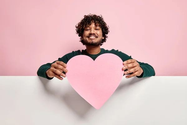 Encantador Hombre Indio Sosteniendo Figura Forma Corazón Sonriendo Sobre Fondo — Foto de Stock