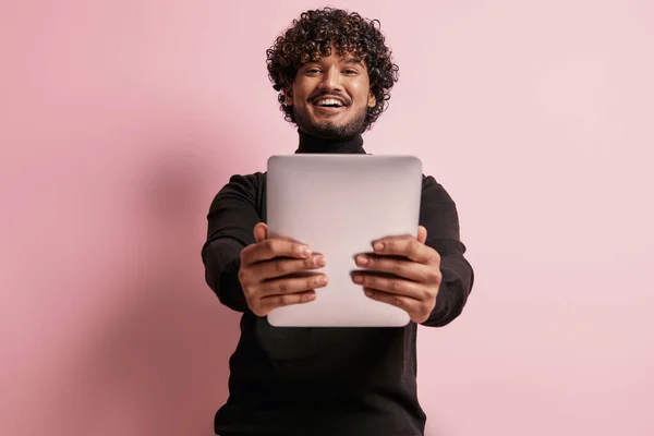 Bello Indiano Che Tiene Tablet Digitale Sorride Sullo Sfondo Rosa — Foto Stock