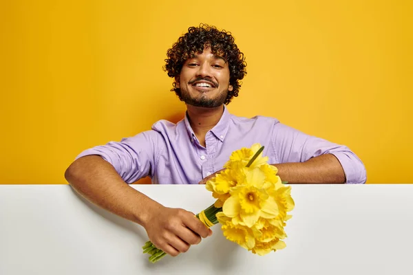 Snygg Indisk Man Som Bär Blomma Bukett Mot Gul Bakgrund — Stockfoto