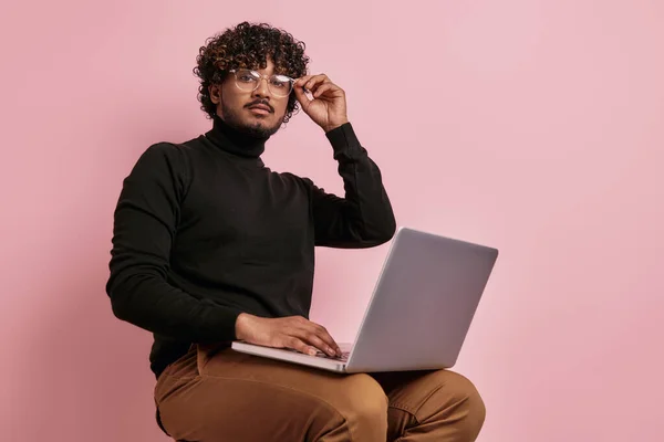 Knappe Indiase Man Met Behulp Van Laptop Terwijl Zitten Stoel — Stockfoto