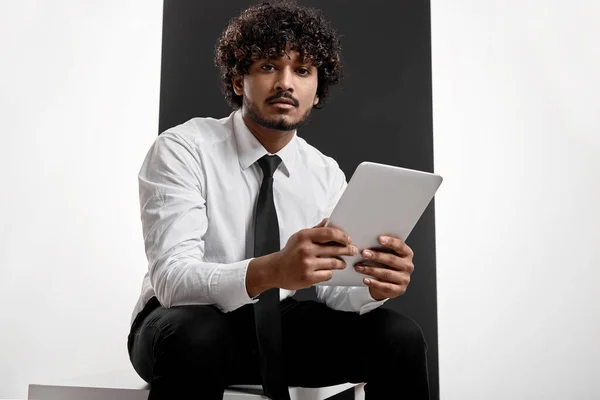 Przystojny Indianin Koszuli Krawacie Trzyma Cyfrowy Tablet Czarnym Tle — Zdjęcie stockowe
