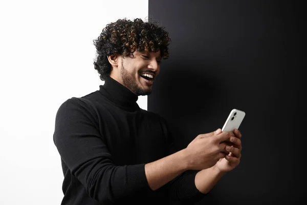 Siyah Beyaz Arka Planda Dururken Akıllı Telefon Kullanan Mutlu Hintli — Stok fotoğraf