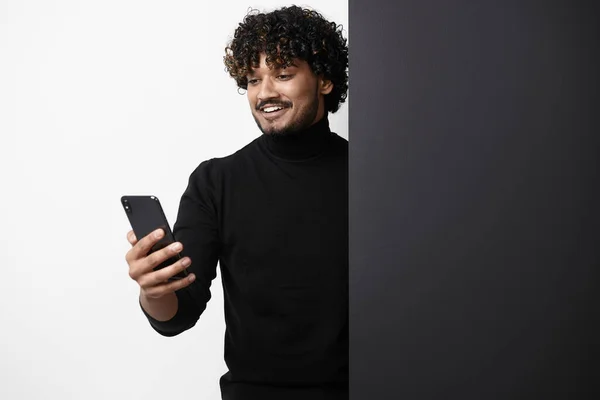 Hombre Indio Alegre Usando Teléfono Inteligente Mientras Está Pie Sobre —  Fotos de Stock