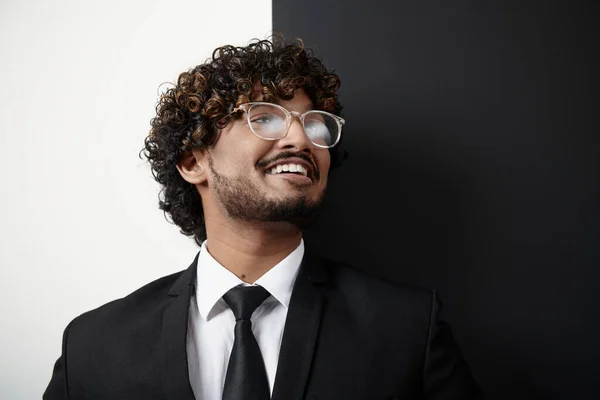 Retrato Empresario Indio Confiado Sonriendo Sobre Fondo Blanco Negro —  Fotos de Stock