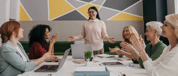 여성들 사무실에서 모임을 박수를 — 스톡 사진