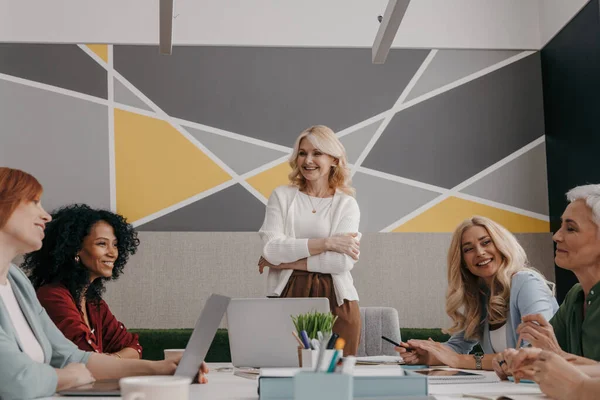 Bir Grup Mutlu Olgun Kadın Ofiste Konuşurken Konuşuyor — Stok fotoğraf