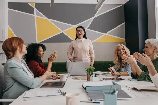 Gruppe Reifer Geschäftsfrauen Applaudiert Und Lächelt Während Sie Sich Büro — Stockfoto