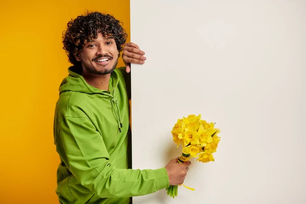 Snygg Indisk Man Som Håller Bukett Med Blommor Mot Färgglada — Stockfoto