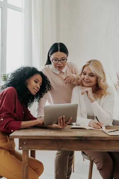 Drei Selbstbewusste Reife Frauen Die Büro Gemeinsam Ein Digitales Tablet — Stockfoto