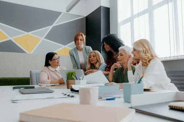 Ofiste Konuşurken Dizüstü Bilgisayara Bakan Bir Grup Olgun Kadın — Stok fotoğraf