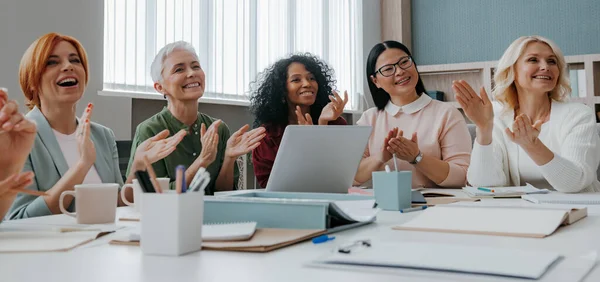 幸せな成熟した女性のグループは オフィスでビジネスミーティングをしながら拍手 — ストック写真