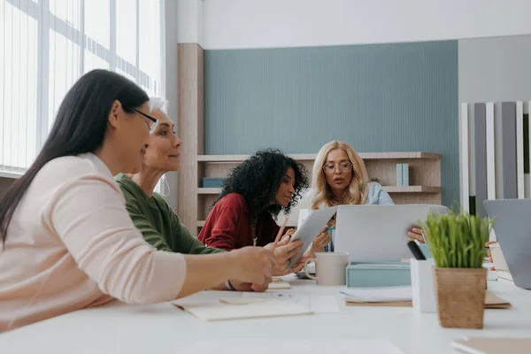 자신있는 여성들 사무실에서 모임을 사업에 이야기하는 — 스톡 사진