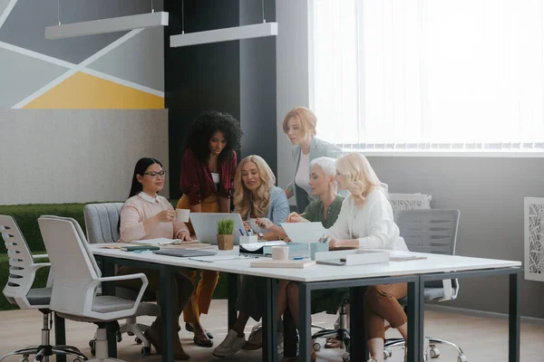 Ofiste Konuşurken Dizüstü Bilgisayar Kullanan Bir Grup Olgun Kadın — Stok fotoğraf
