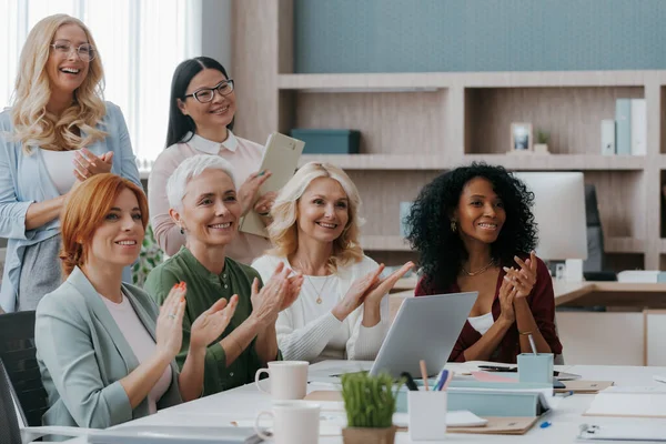 Grupo Mulheres Maduras Aplaudindo Enquanto Visitam Aula Treinamento Negócios Escritório — Fotografia de Stock