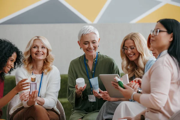Grupp Mogna Kvinnor Undersöker Skönhetsprodukter Specialiserad Konferens — Stockfoto