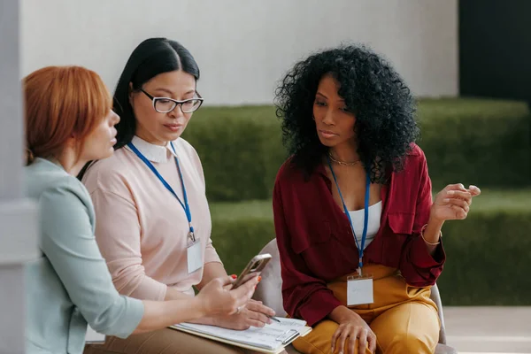 Tres Mujeres Maduras Seguras Que Comunican Durante Conferencia Negocios Juntas — Foto de Stock