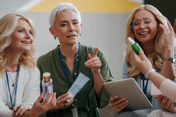 Grupp Glada Mogna Kvinnor Undersöker Skönhetsprodukter Specialiserad Konferens — Stockfoto