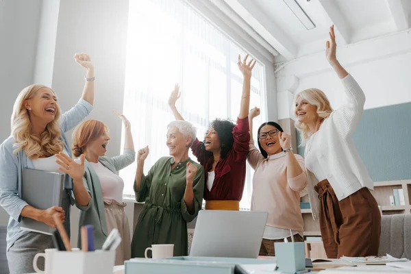 Grupp Glada Affärskvinnor Gestikulerar Och Ler Samtidigt Som Möts Ämbetet — Stockfoto