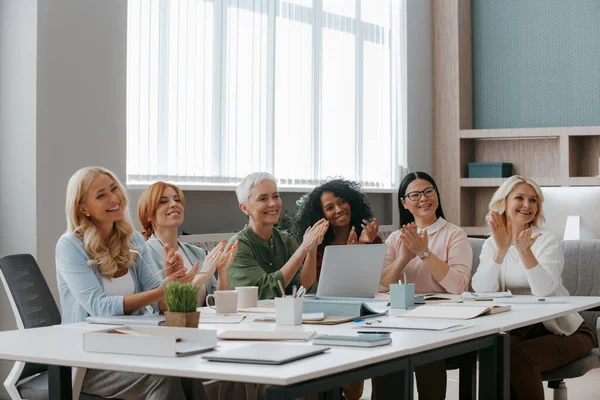 Grupp Glada Affärskvinnor Applåderar När Träffas Kontoret — Stockfoto