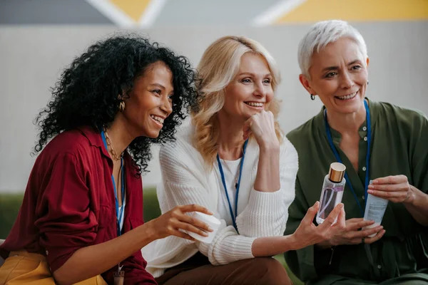 Три Щасливі Зрілі Жінки Вивчають Косметичні Продукти Під Час Спеціалізованої — стокове фото