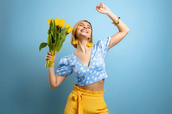 Joyeux Jeune Femme Tenant Tas Tulipes Dansant Sur Fond Bleu — Photo