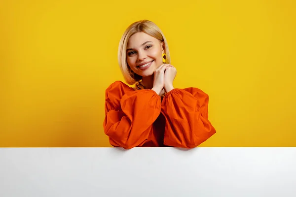 Приваблива Молода Жінка Спирається Простір Копіювання Посміхається Жовтий Фон — стокове фото