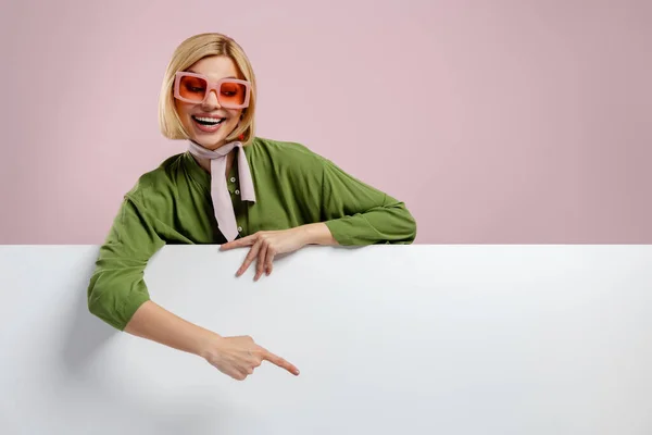Модна Молода Жінка Вказує Копіювати Простір Посміхається Рожевий Фон — стокове фото
