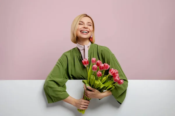 Bella Giovane Donna Che Tiene Mazzo Tulipani Sorride Sullo Sfondo — Foto Stock