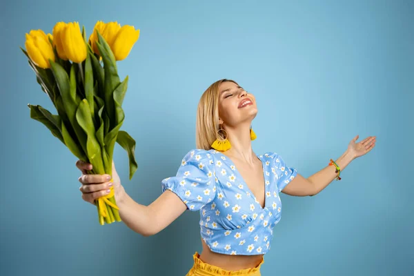 Gyönyörű Fiatal Kezében Egy Csomó Tulipán Tánc Ellen Kék Háttér — Stock Fotó