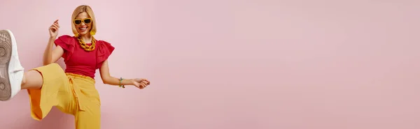 Игривая Молодая Женщина Яркой Одежде Танцует Улыбается Цветном Фоне — стоковое фото