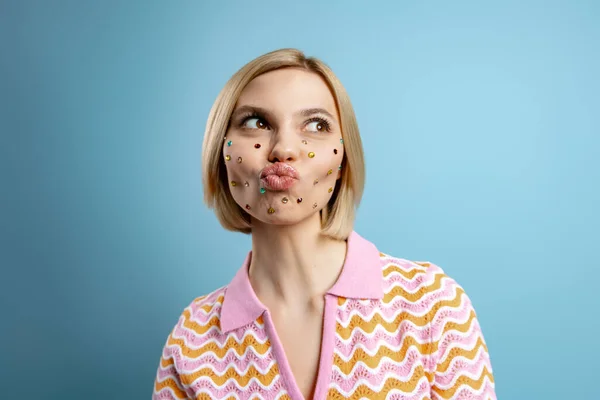 Yüzünde Renkli Yapay Elmaslar Olan Genç Bir Kadın Mavi Arka — Stok fotoğraf