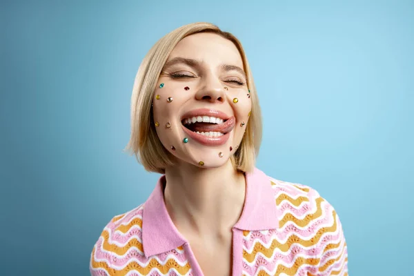 Mujer Joven Feliz Con Diamantes Imitación Colores Sobre Cara Sobresaliendo —  Fotos de Stock