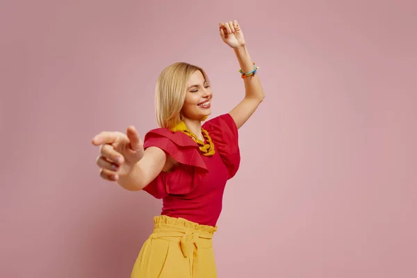 Çekici Sarı Saçlı Kadın Dans Ediyor Renkli Arka Planda Gülümsüyor — Stok fotoğraf