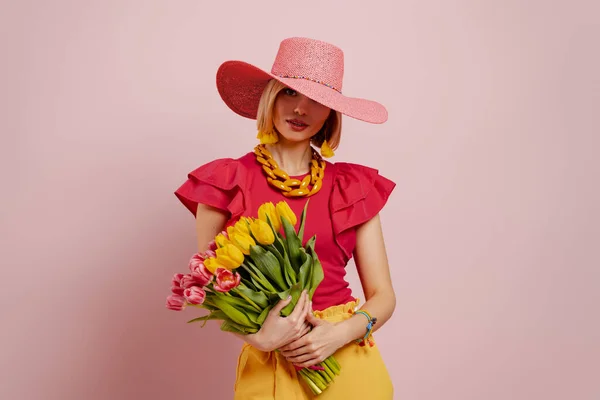 Atractiva Joven Elegante Sombrero Sosteniendo Racimo Tulipanes Sobre Fondo Rosa —  Fotos de Stock