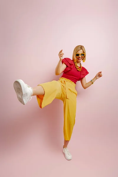 Полная Длина Счастливой Молодой Женщины Яркой Одежде Танцующей Цветном Фоне — стоковое фото