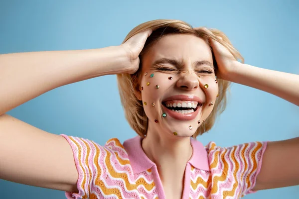 Mujer Emocionada Con Diamantes Imitación Colores Sobre Cara Tomados Mano —  Fotos de Stock
