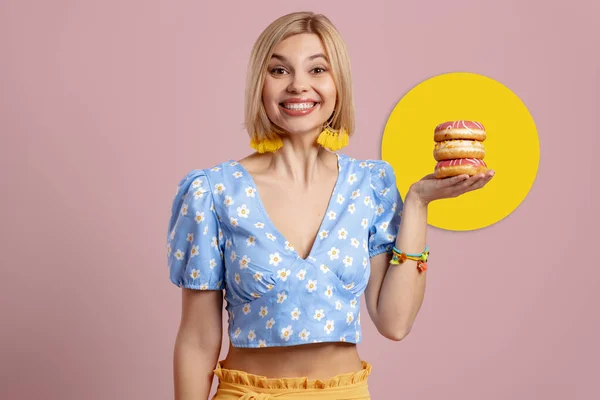 Счастливая Молодая Женщина Держит Пончики Улыбается Розовом Фоне — стоковое фото