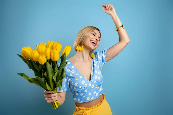 Jovencita Juguetona Sosteniendo Racimo Tulipanes Bailando Sobre Fondo Azul —  Fotos de Stock