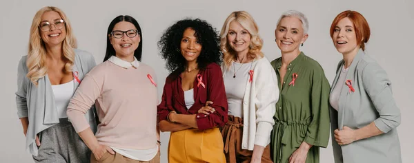 Група Зрілих Жінок Які Носять Стрічки Раку Молочної Залози Посміхаються — стокове фото