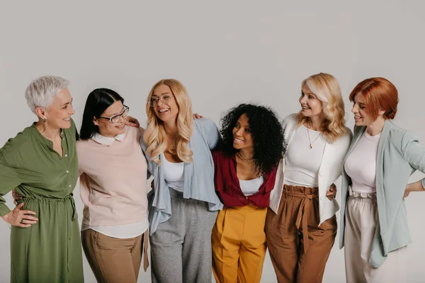 Multietnická Skupina Šťastných Dospělých Žen Objímajících Šedém Pozadí — Stock fotografie