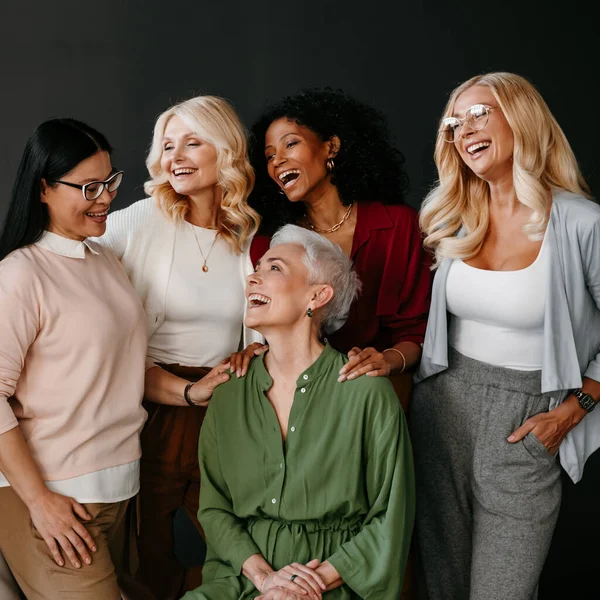 Багатоетнічна Група Красивих Зрілих Жінок Язуються Посміхаються Чорному Тлі — стокове фото