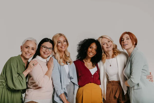 Багатоетнічна Група Елегантних Зрілих Жінок Язуються Посміхаються Сірому Фоні — стокове фото