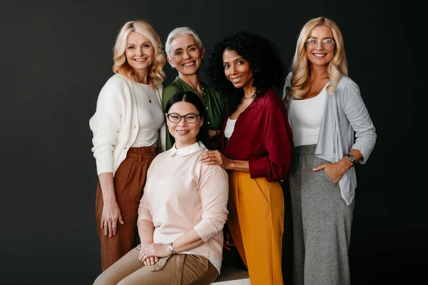 Grupo Multi Étnico Belas Mulheres Maduras Unindo Sorrindo Contra Fundo — Fotografia de Stock