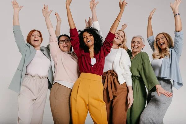 Grupo Multiétnico Mujeres Maduras Felices Haciendo Gestos Sonriendo Sobre Fondo — Foto de Stock