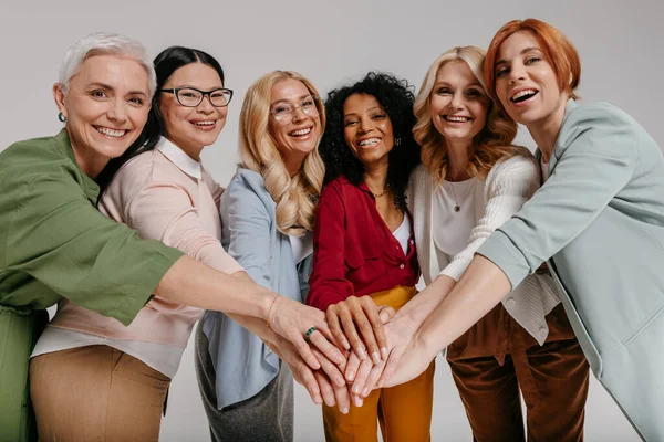 Grupo Multiétnico Mujeres Maduras Felices Cogidas Mano Sobre Fondo Gris — Foto de Stock