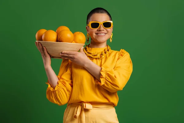 Moda Joven Mujer Pelo Corto Llevando Placa Con Naranjas Sobre — Foto de Stock