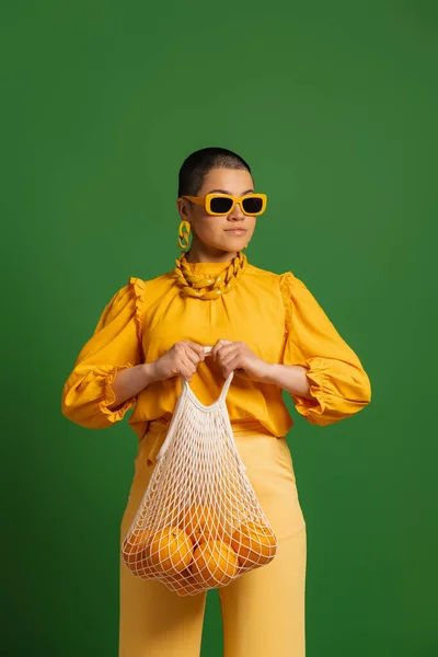 Fashionable Young Short Hair Woman Carrying Mesh Bag Oranges Green — Stock Photo, Image