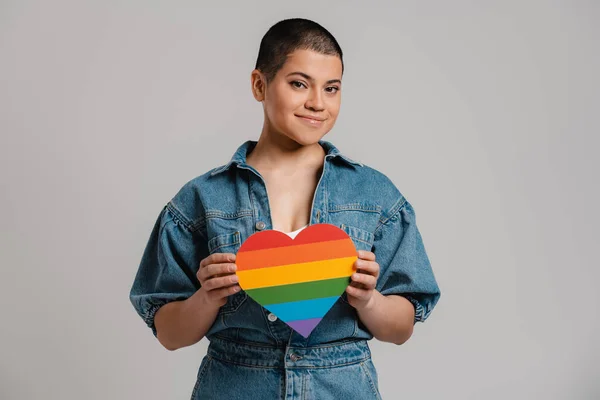 Beautiful Young Short Hair Woman Holding Heart Shaped Rainbow Flag — Stock Photo, Image